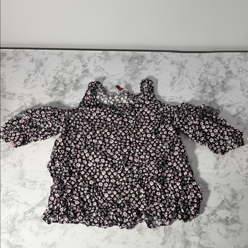 SO Black and White Floral Cold Shoulder Top Size Small